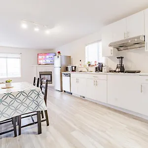 https://entire-suite-2-bdr-4bd-bright-and-spacious.calgaryhotelsearch.com