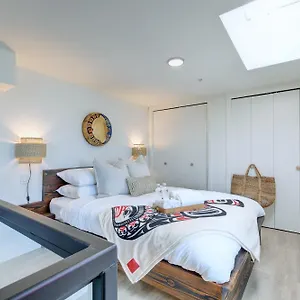 https://west-coast-loft-with-rooftop-patio-harbour-view.hotels-victoria.net